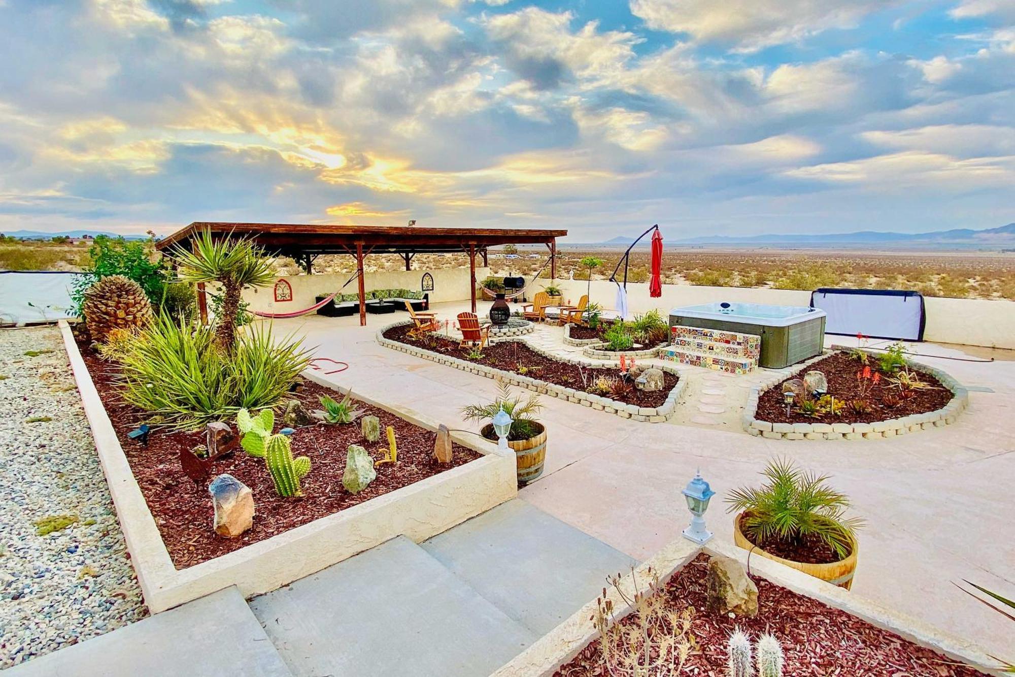 Chic Joshua Tree Pad With Mountain Views And Hot Tub Villa Twentynine Palms Exterior photo